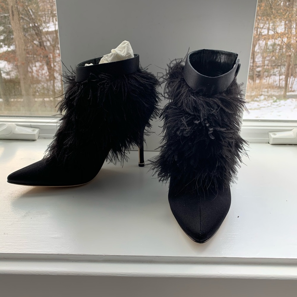 NEW Manolo Blahnik Oterala Satin Heel w Feathers